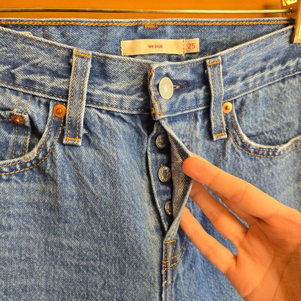 Levi's Jean Wedgie Icon High Rise Button Fly Athens Blue 25 Raw Hem Distressed - Picture 4 of 5